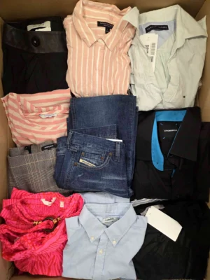 The photo shows a package with clothing in the category U.