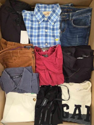 The photo shows a package with clothing in the category U.