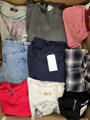 The photo shows a package with clothing in the category U.