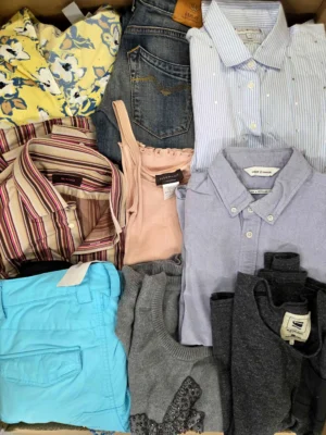 The photo shows a package with clothing in the category U.