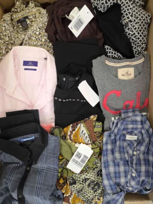 The photo shows a package with clothing in the category U.