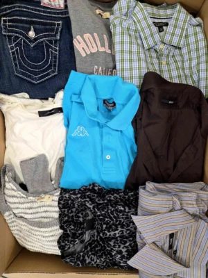 The photo shows a package with clothing in the category U.