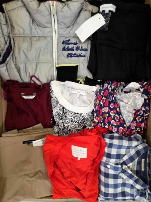 The photo shows a package with clothing in the category U.
