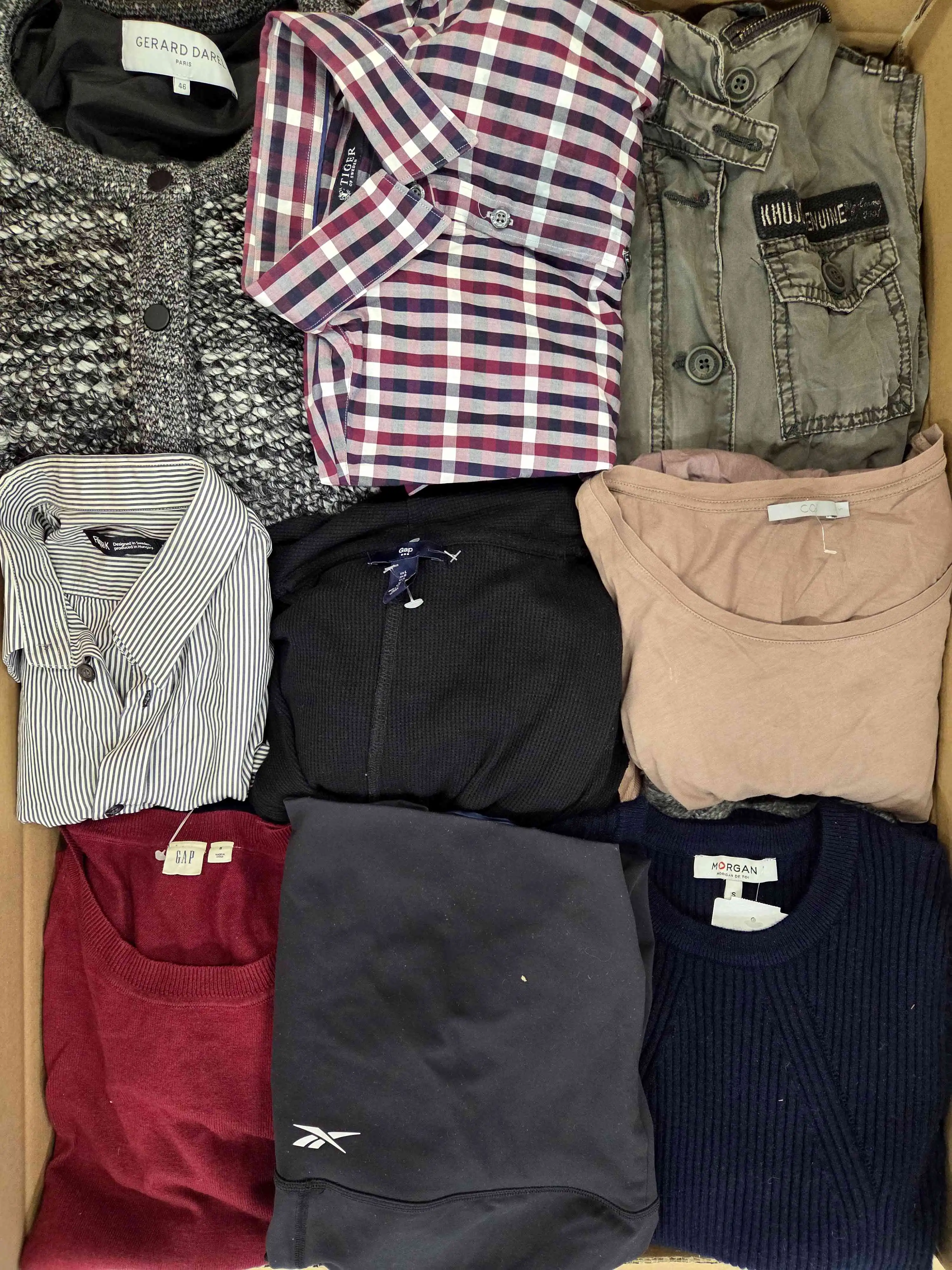 U1656 3 The photo shows a package with clothing in the category U.