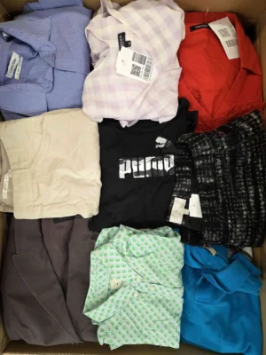 The photo shows a package with clothing in the category U.