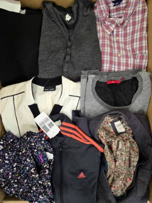 The photo shows a package with clothing in the category U.