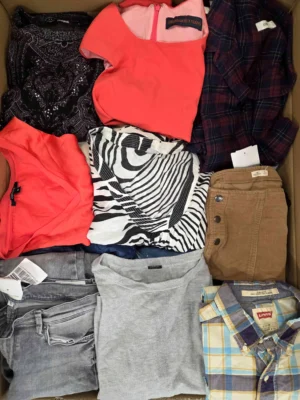 The photo shows a package with clothing in the category U.