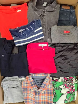 The photo shows a package with clothing in the category U.