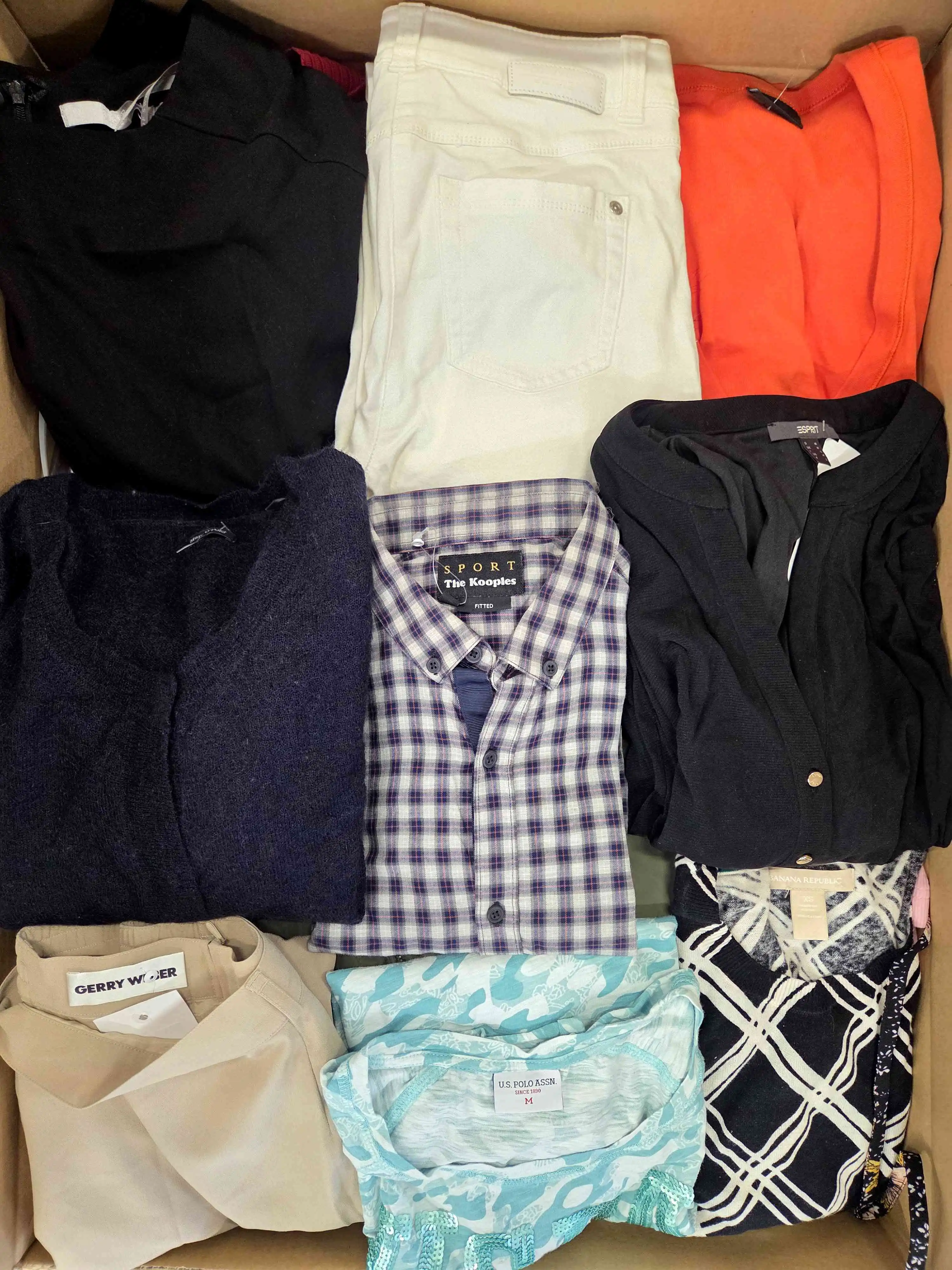 U1680 3 The photo shows a package with clothing in the category U.