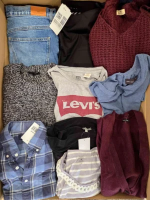The photo shows a package with clothing in the category U.