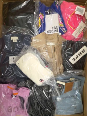 The photo shows a package with clothing in the category C.