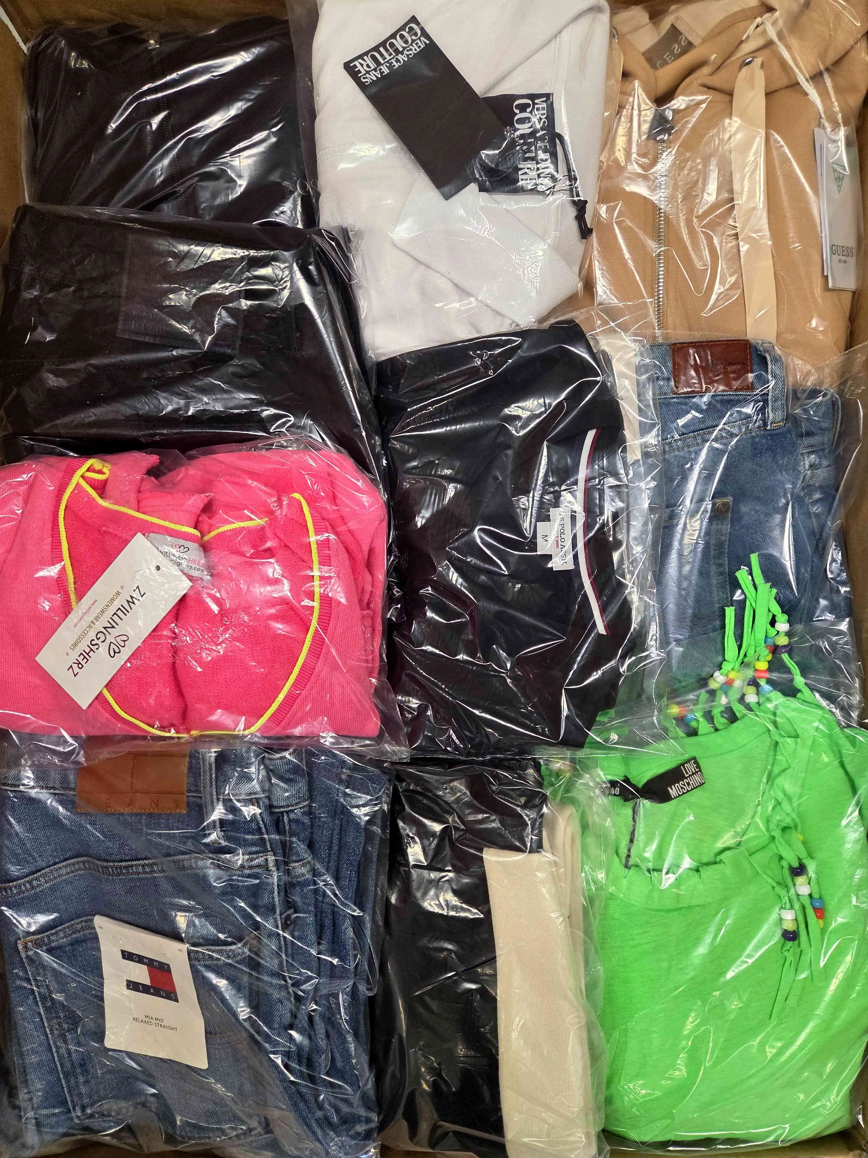 C1770 3 The photo shows a package with clothing in the category C.