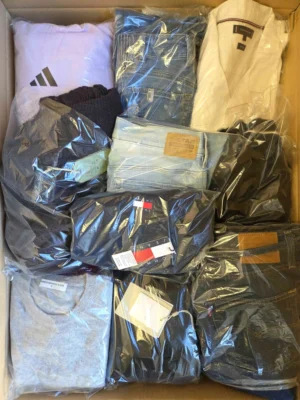 The photo shows a package with clothing in the category C.