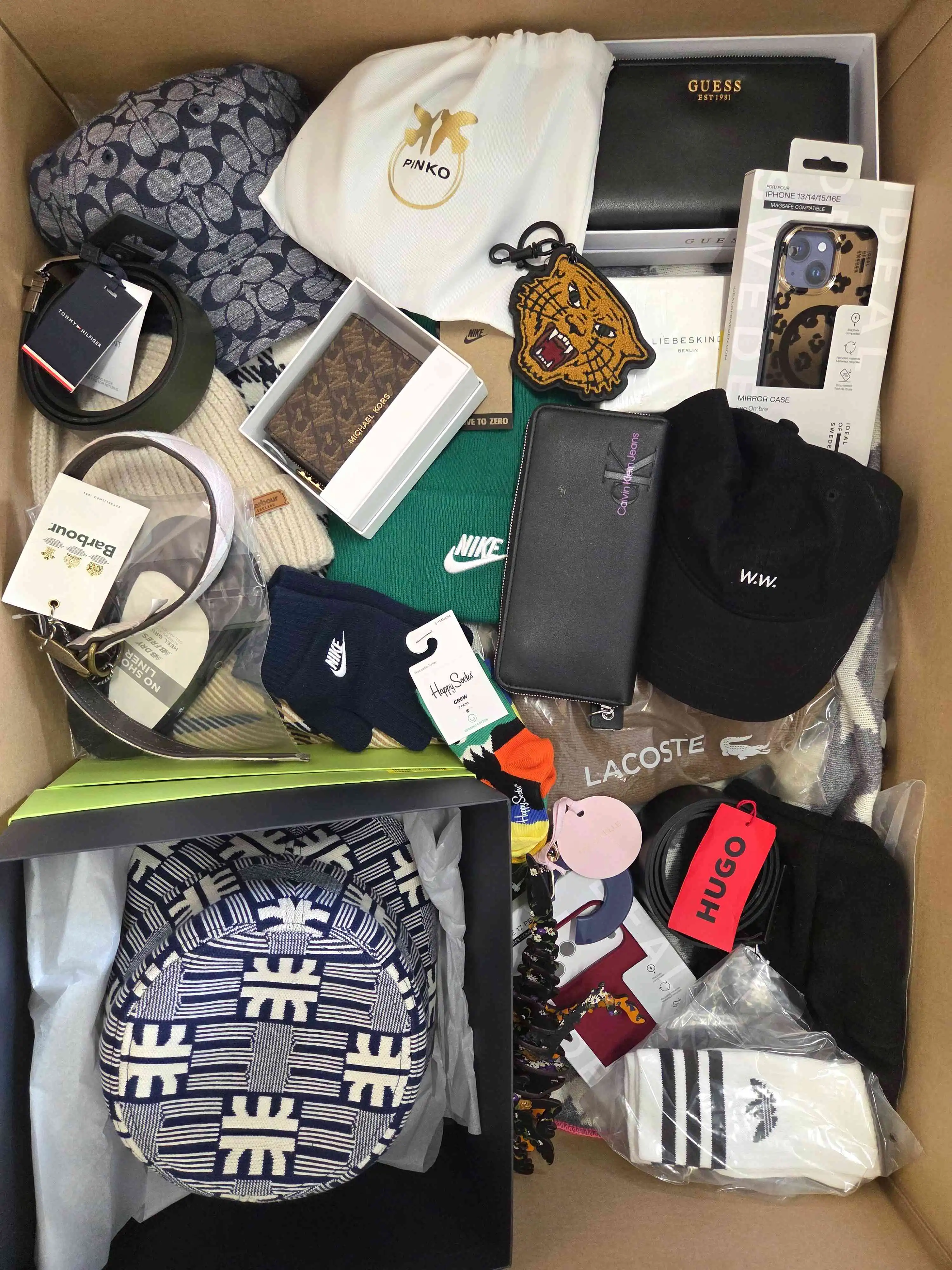 AB186 3 The picture shows a package with accessories in the category AB.