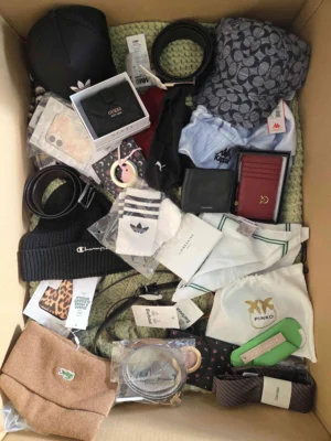 The picture shows a package with accessories in the category AB.