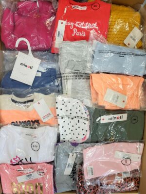 The photo shows a package with clothing in the category N.