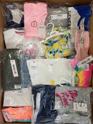 The photo shows a package with clothing in the category N.