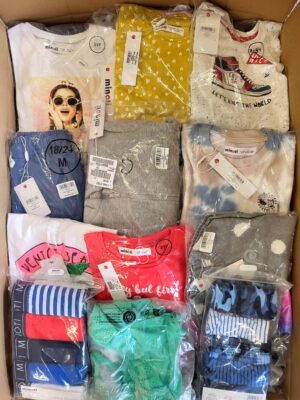 The photo shows a package with clothing in the category N.