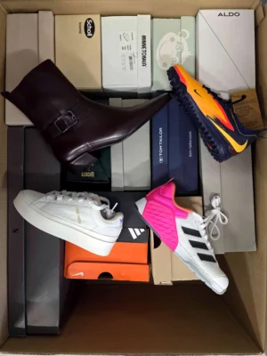 The photo shows a package with footwear in the category BS.