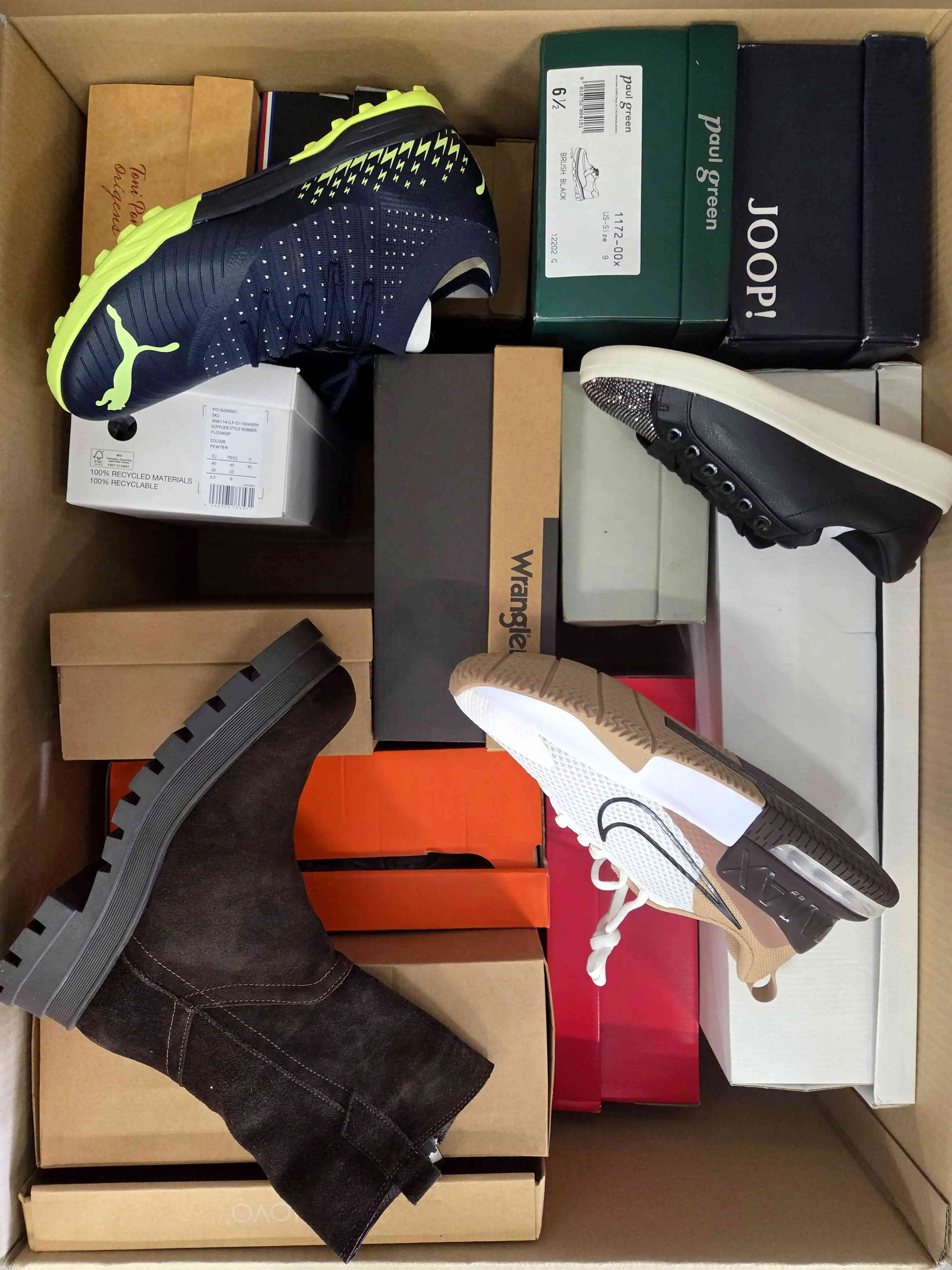 BS2528 3 The photo shows a package with footwear in the category BS.