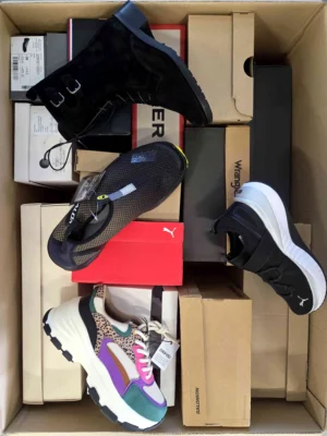 The photo shows a package with footwear in the category BS.