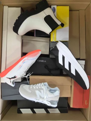 The photo shows a package with footwear in the category BS.