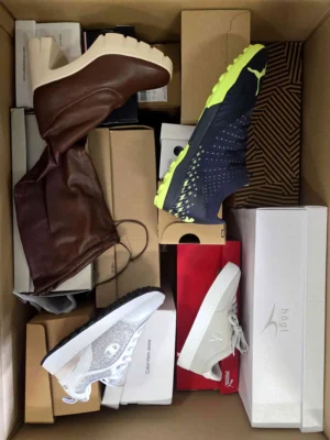 The photo shows a package with footwear in the category BS.