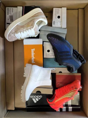 The photo shows a package with footwear in the category BS.