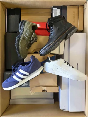 The photo shows a package with footwear in the category BS.