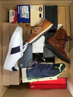 The photo shows a package with footwear in the category BS.