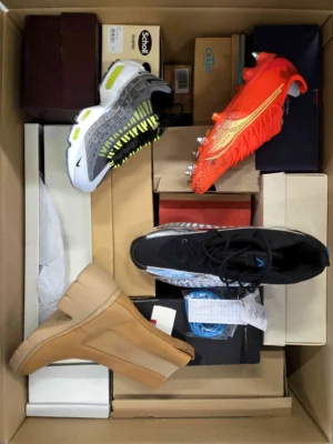 The photo shows a package with footwear in the category BS.