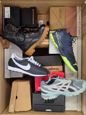 The photo shows a package with footwear in the category BS.