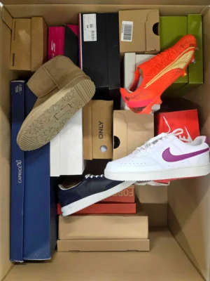 The photo shows a package with footwear in the category BS.