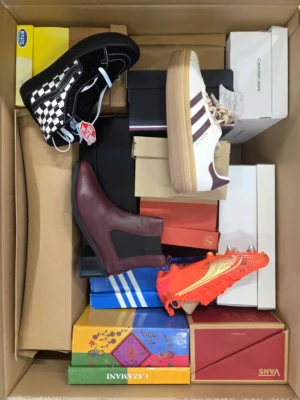 The photo shows a package with footwear in the category BS.