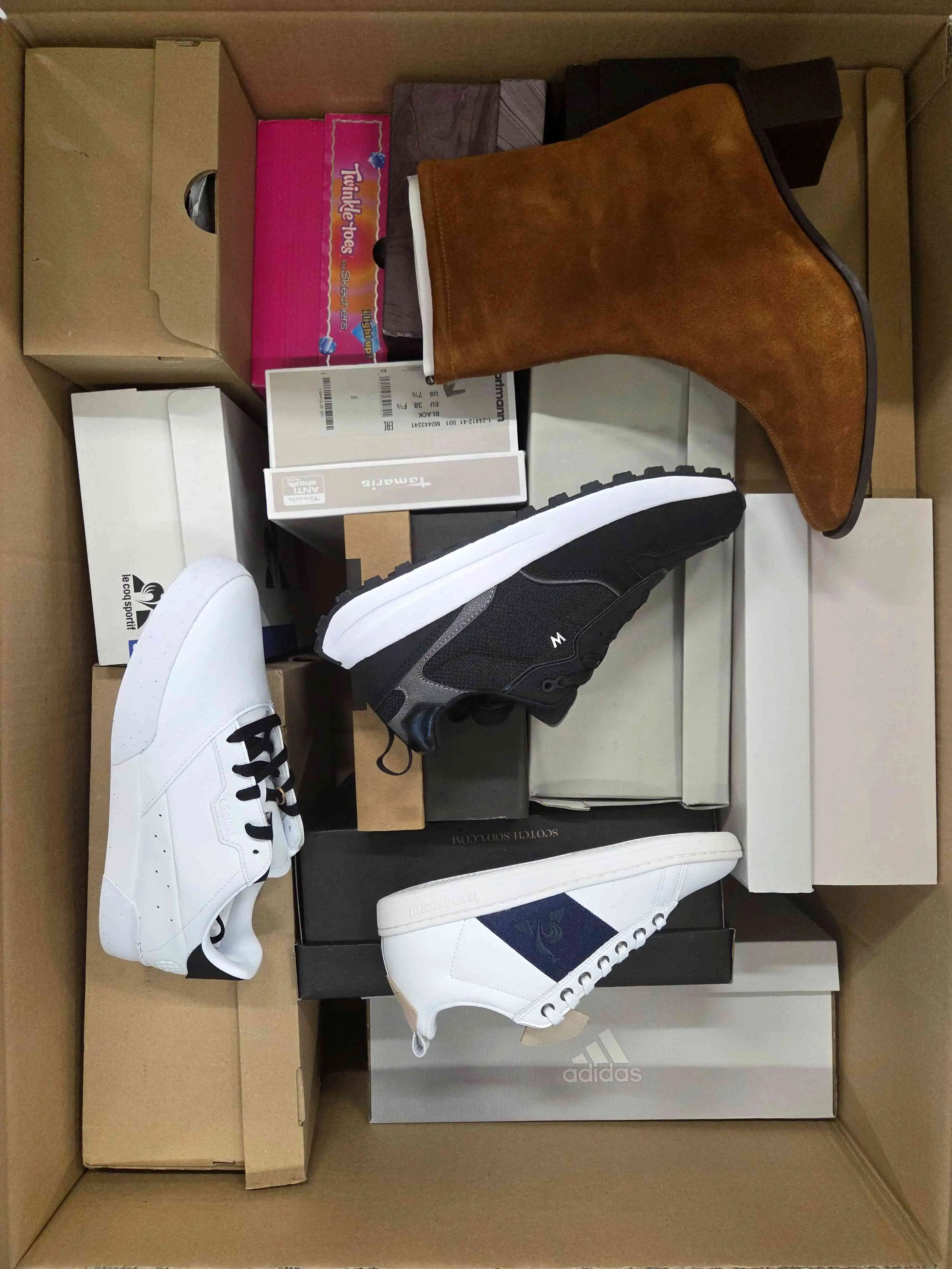 BS2561 3 The photo shows a package with footwear in the category BS.