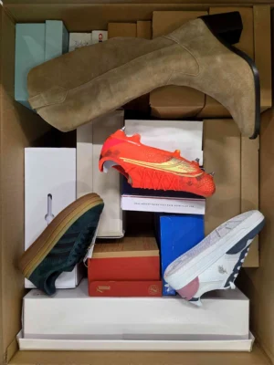 The photo shows a package with footwear in the category BS.