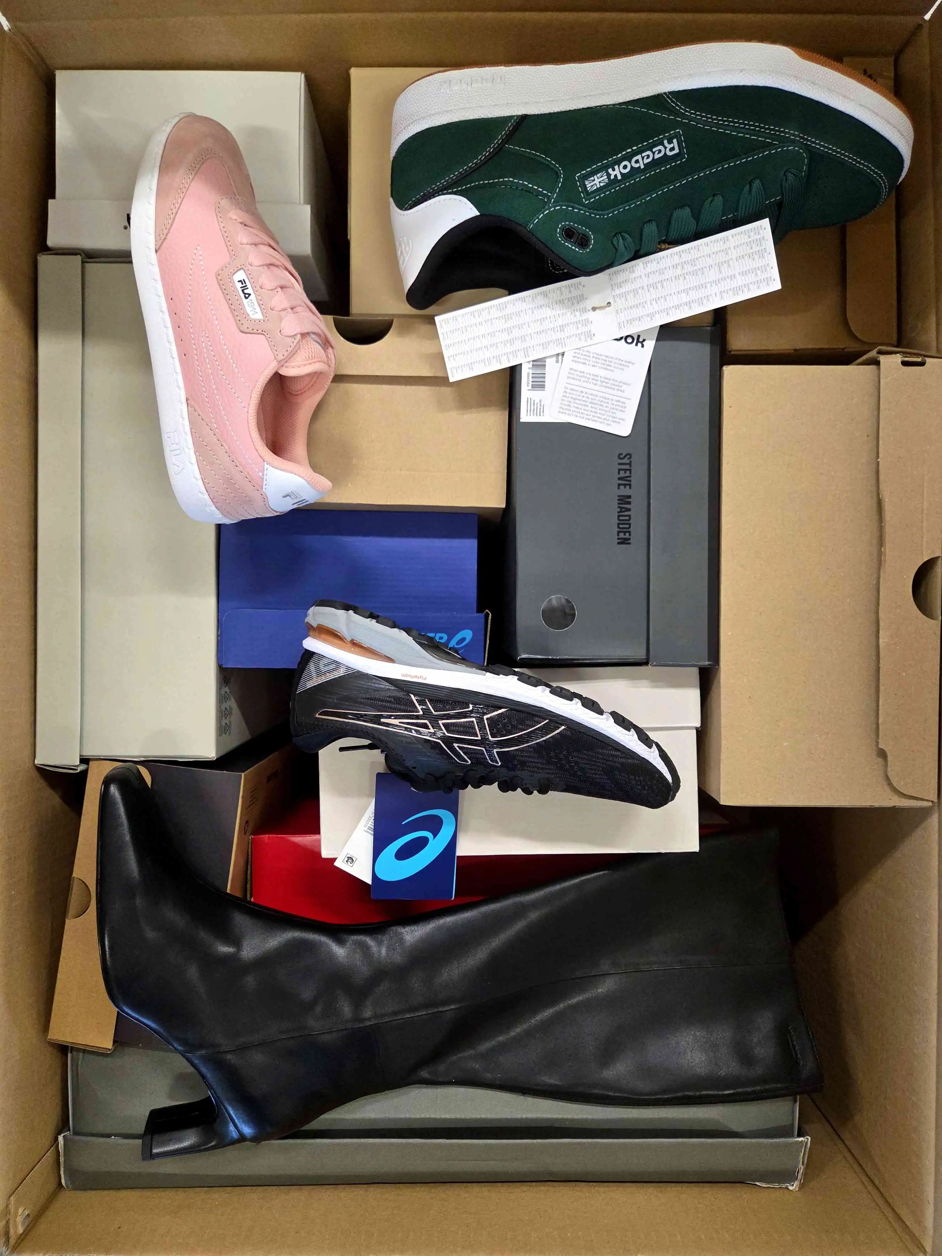 BS2566 3 The photo shows a package with footwear in the category BS.