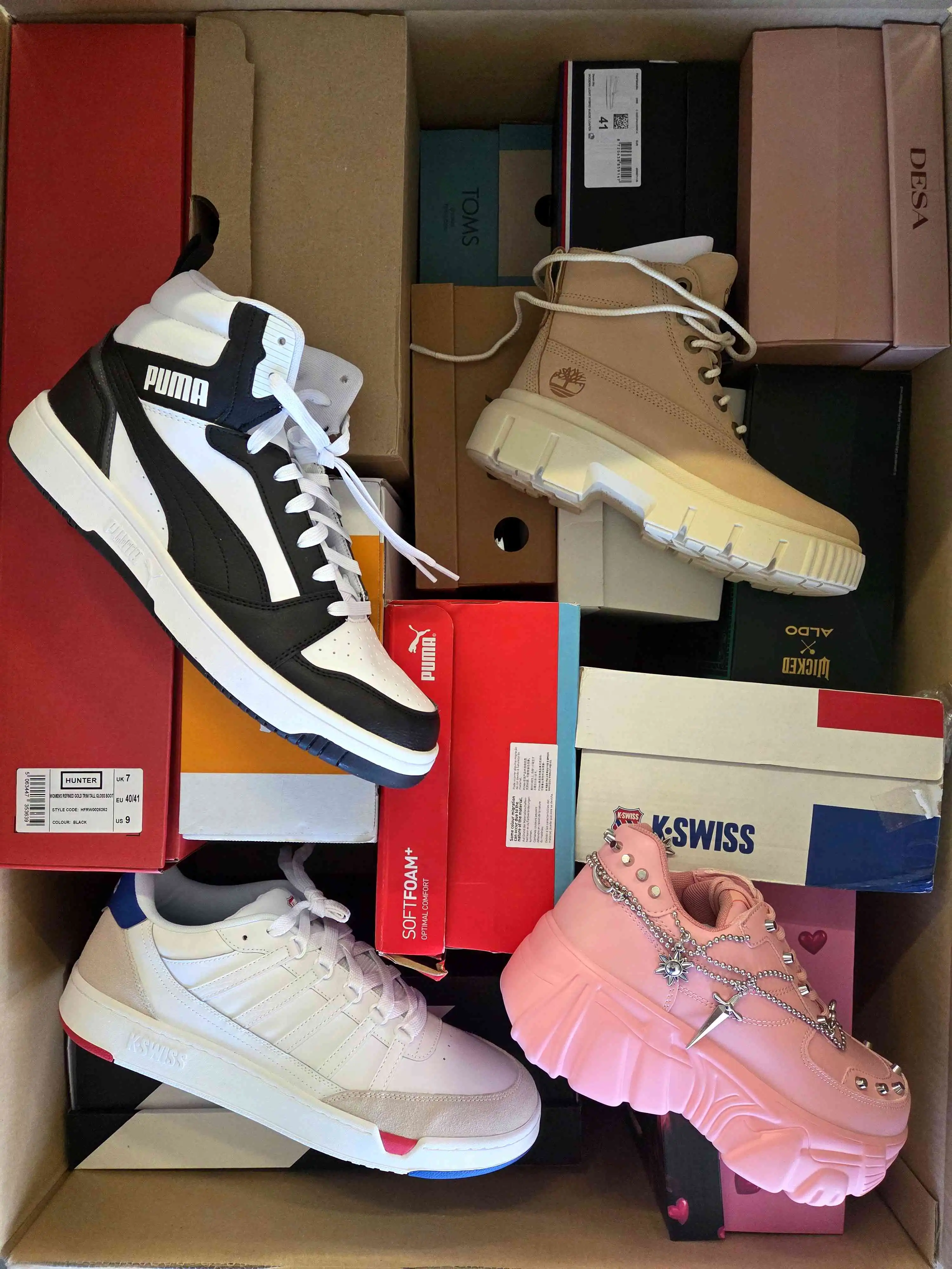 BS2569 3 The photo shows a package with footwear in the category BS.