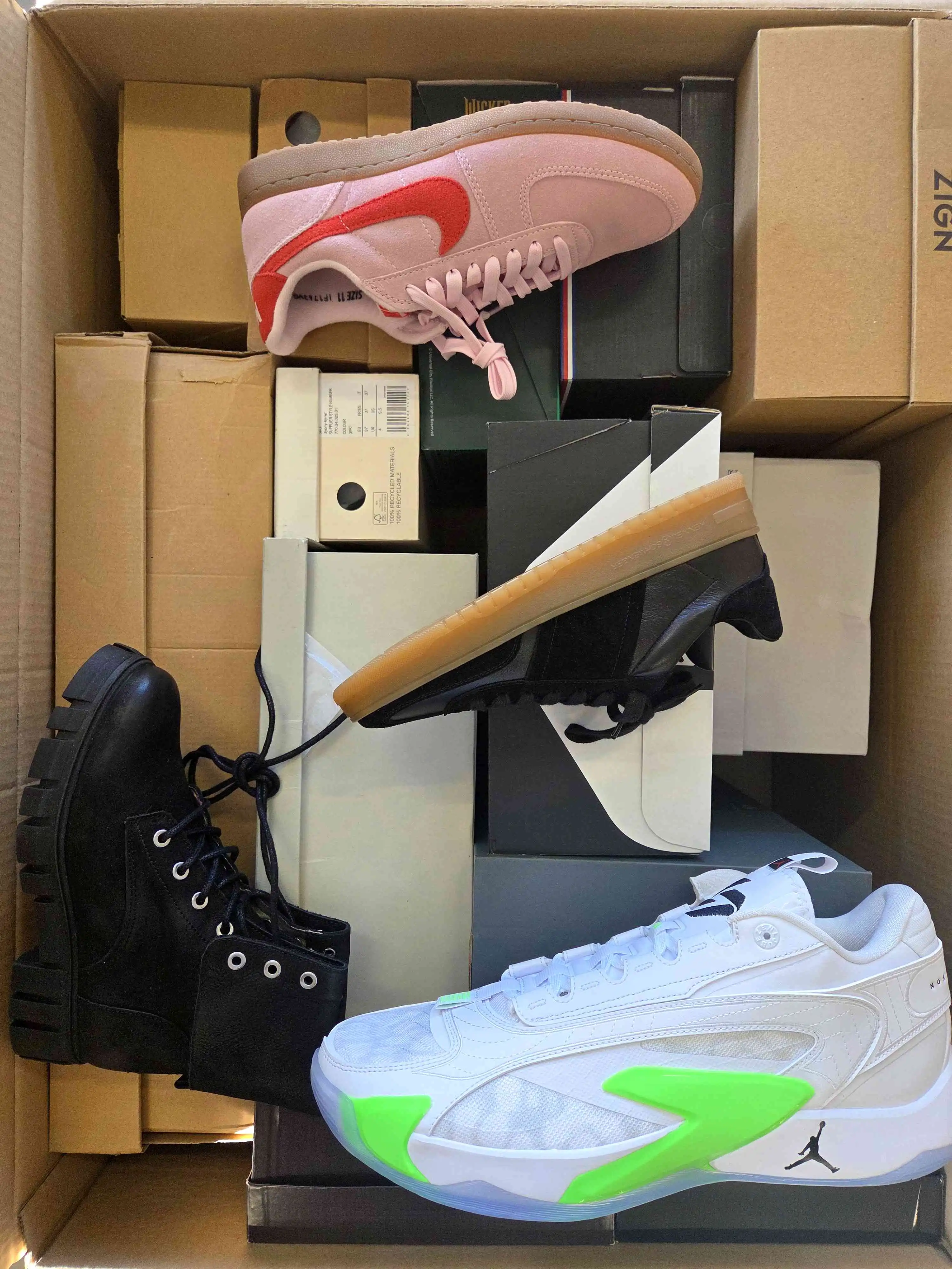 BS2580 3 The photo shows a package with footwear in the category BS.