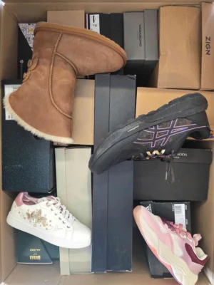 The photo shows a package with footwear in the category BS.