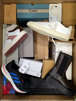 The photo shows a package with footwear in the category BS.