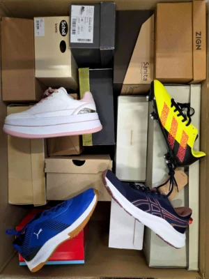 The photo shows a package with footwear in the category BS.