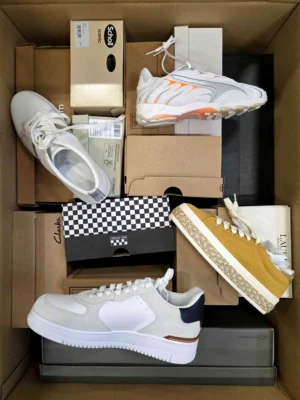 The photo shows a package with footwear in the category BS.