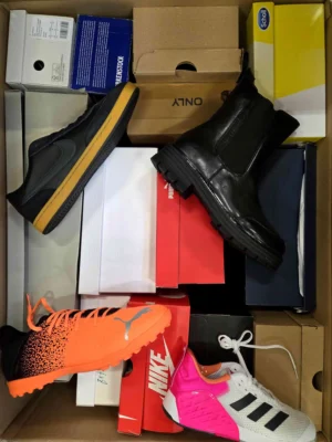 The photo shows a package with footwear in the category BS.