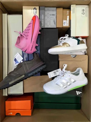 The photo shows a package with footwear in the category BS.