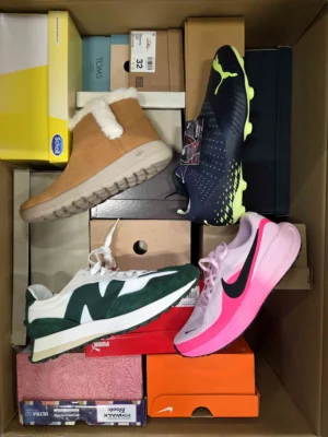 The photo shows a package with footwear in the category BS.