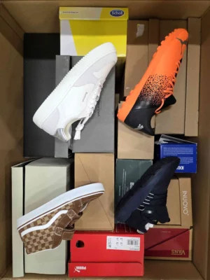 The photo shows a package with footwear in the category BS.