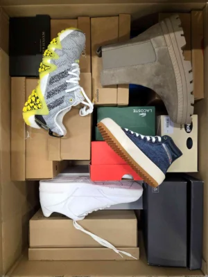 The photo shows a package with footwear in the category BS.