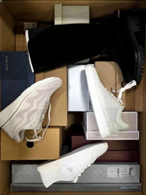 The photo shows a package with footwear in the category BS.