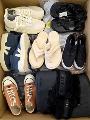 The photo shows a package with footwear in the category BSU.